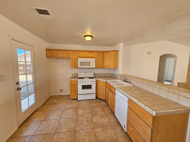 Building Photo - 3 bedroom / 2 bathroom house for RENT!