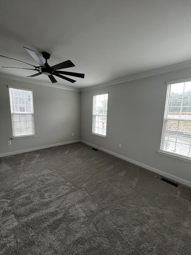 Building Photo - **Special Move-in Offer**  $500 off of the...