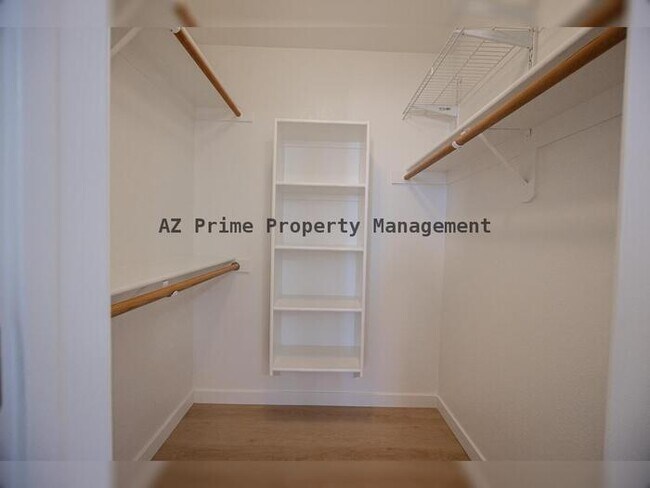 Building Photo - 1880 E Morten Ave