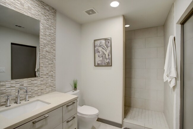 Building Photo - 1410 Hyde Park Blvd