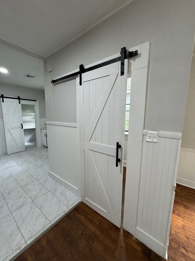 Building Photo - Updated Farm House in Central Waco