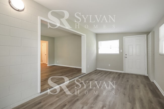 Building Photo - Feel welcome in this well-maintained 4BR 2...