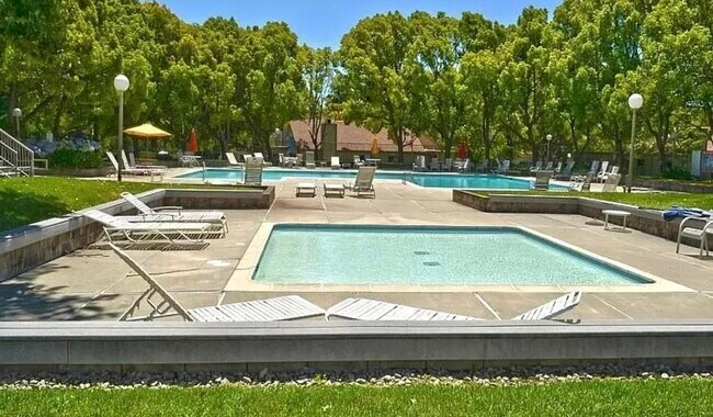 Building Photo - 5143 Oakdale Ct