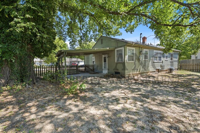Building Photo - 2017 S Grn Acrs St