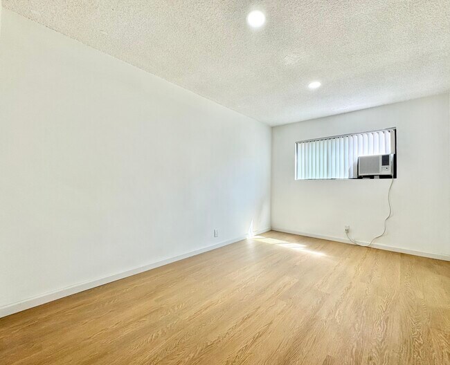 Building Photo - 6561 Fulton Ave