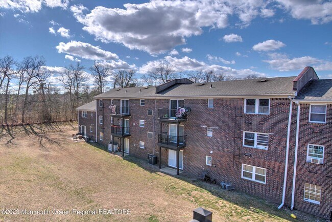 Building Photo - 250B Sawmill Rd