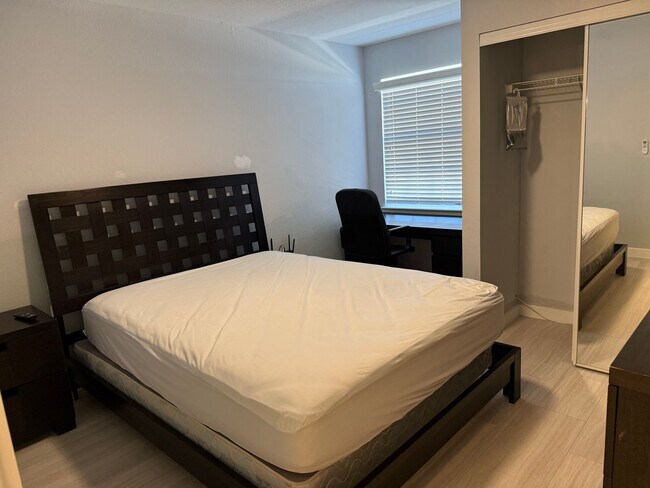 Building Photo - Spacious Furnished 3bd/3ba in Windsor Park! Close to Campus, Surrounded by Nature!