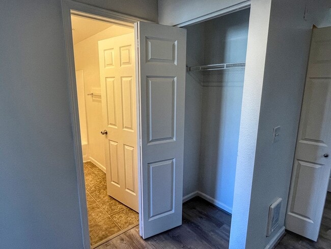 Building Photo - East Hill 2-bedroom top-floor unit w/s/g i...
