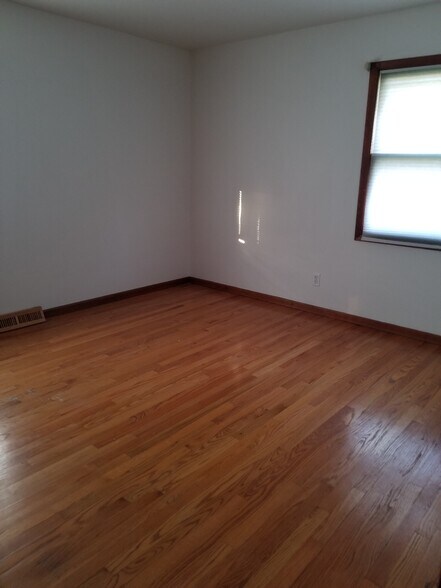 Primary Bedroom - 118 Chanticleer Ln NE