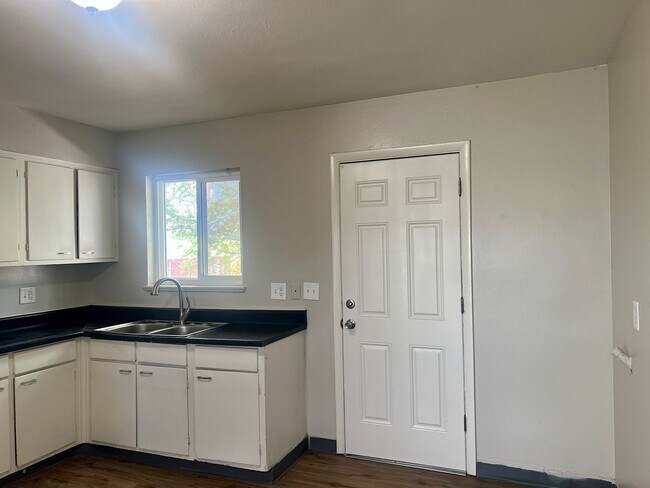 Building Photo - 2Bedroom 1Bathroom Top Floor Corner Unit in Westminster