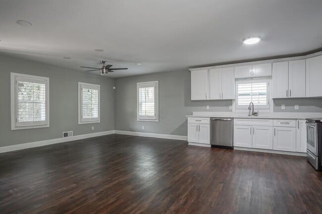 Building Photo - 3309 Poplar Dr
