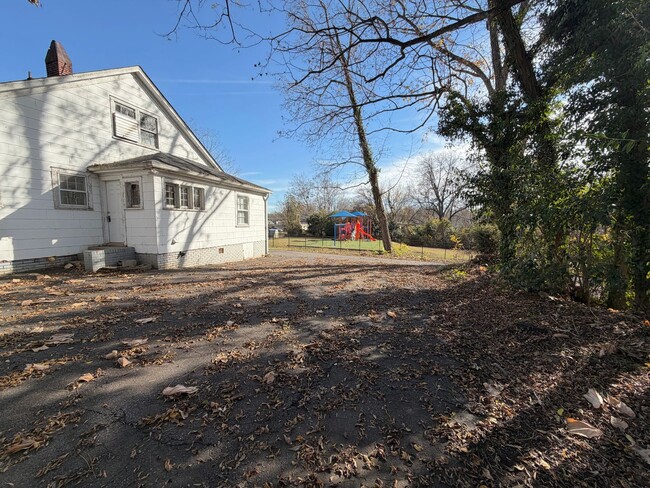 Building Photo - Statesville Downtown - 2BR / 1BA