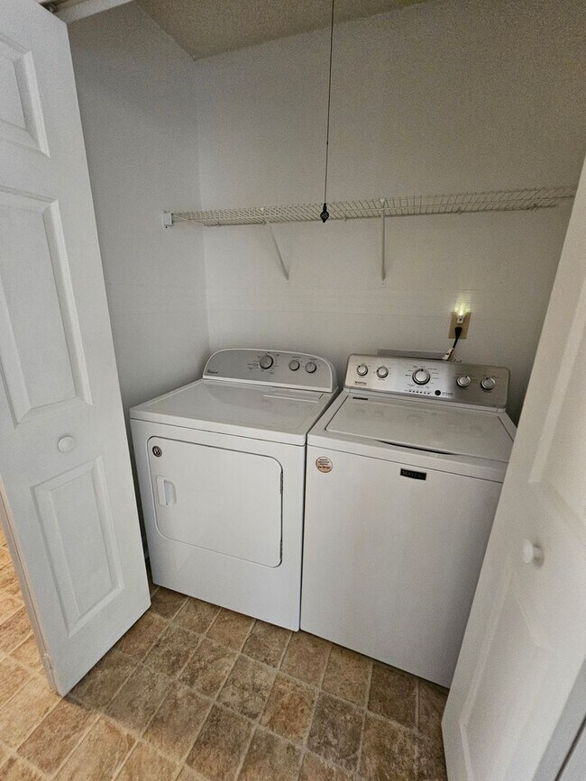 Building Photo - Townhome in Greensboro!