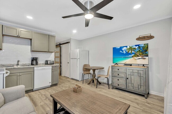 Building Photo - 23 S Forest Beach Dr