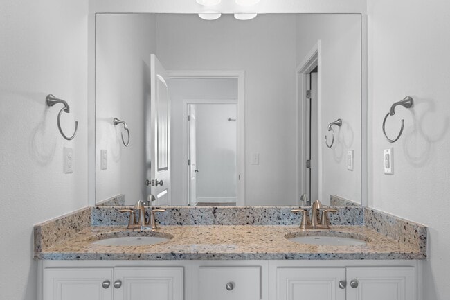 Building Photo - 590 Las Roblas Grande Dr