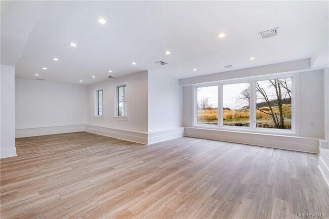 Building Photo - 184 Soundview Ave