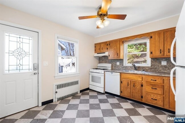 Building Photo - 83 Chestnut Hill Dr W