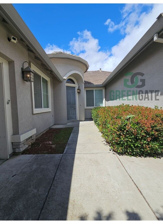 Building Photo - Spacious 4 Bedroom 3 Bath in Patterson! AV...