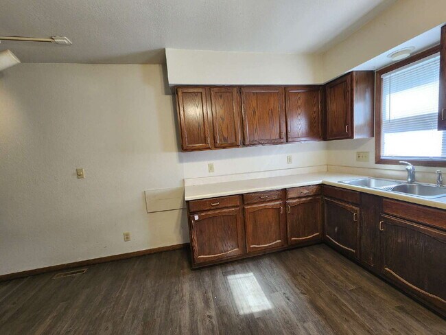 Building Photo - 2 Bedroom Lower with Garage