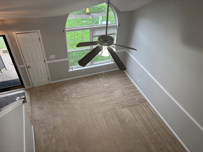 Building Photo - 10414 Pinoak View Dr