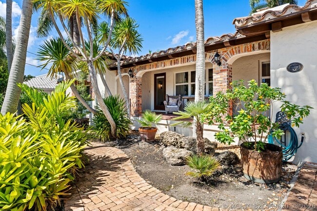 Building Photo - 627 Solar Isle Dr