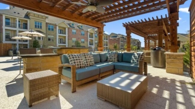 Building Photo - 1633 Greenridge Dr