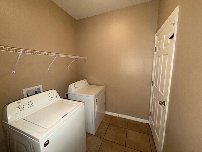 Building Photo - 633 Highland Meadows Ave