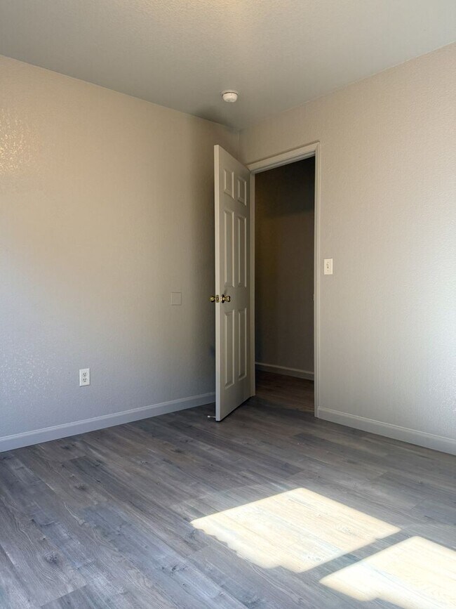 Building Photo - 4/2 with open floor plan Available NOW!!