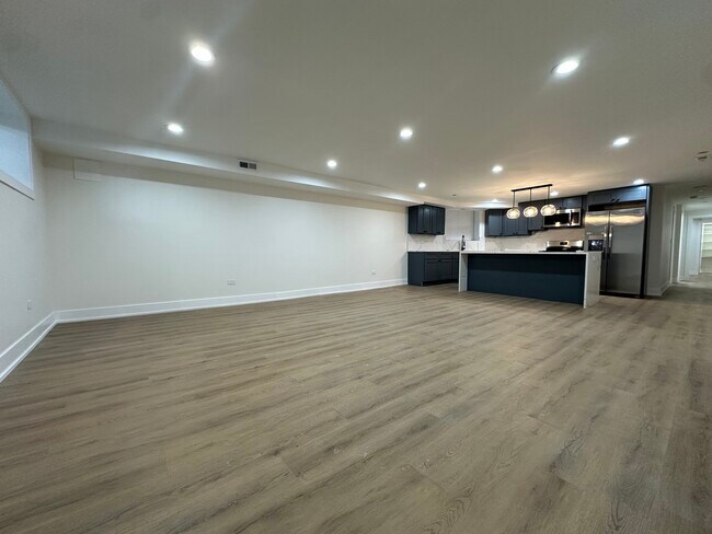 Building Photo - 4338 N Clarendon Ave