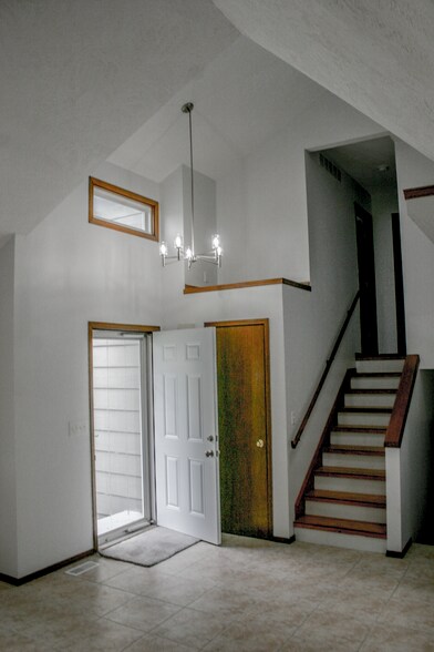 Entry - 8918 E Hurst St