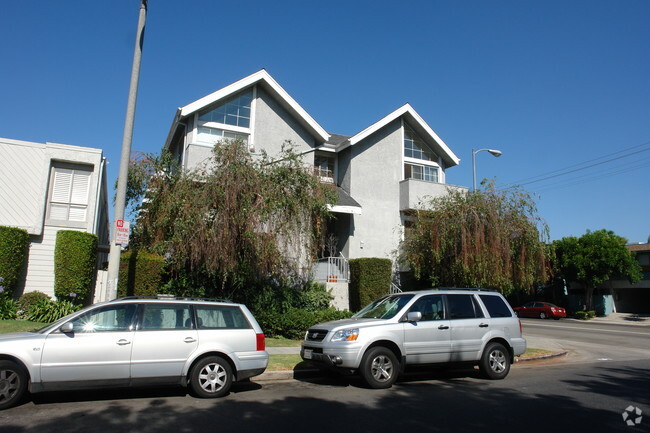 Building Photo - 13610 Moorpark St