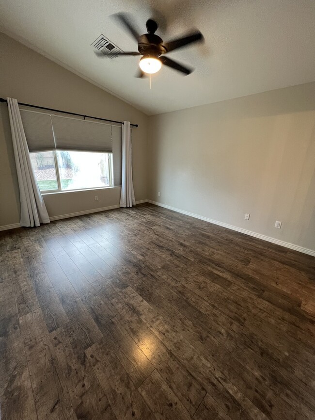 Building Photo - HOUSE FOR RENT