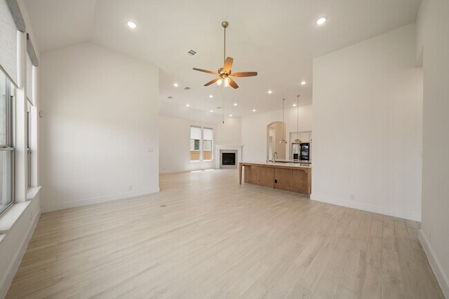 Building Photo - Stunning 4-Bed, 4.5-Bath Home with Pool Access and Private Yard in New Braunfels