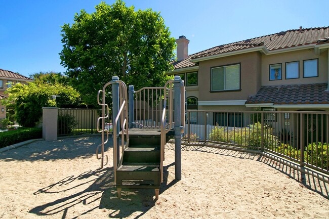 Building Photo - Modern Comfort in a Prime Location – 2BR Townhome with Garage & Community Amenities