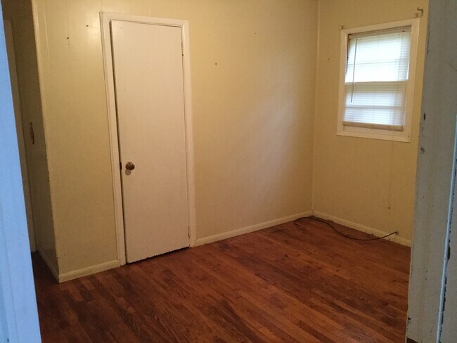 Building Photo - 4 bedroom 2 bath house for rent.