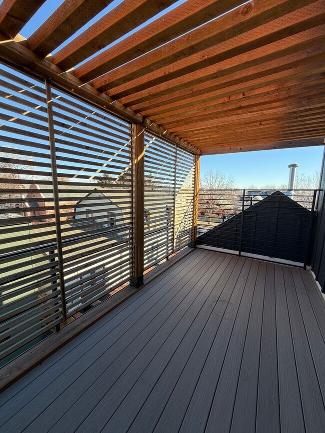 Building Photo - Gorgeous Sunnyside 4 bedroom home with rooftop patio