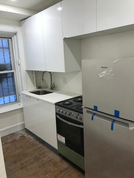 Deep sink new stove and new fridge - 1061 Clay Ave