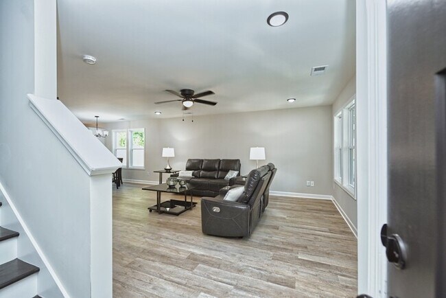 Building Photo - 146 N Trigg Ave