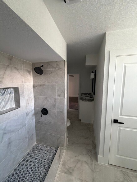 Building Photo - 550 Glen Oaks Blvd