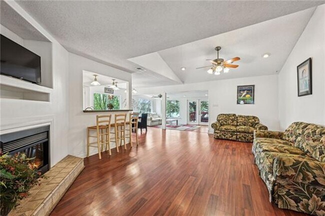 Building Photo - Three Bedroom Three Bathroom