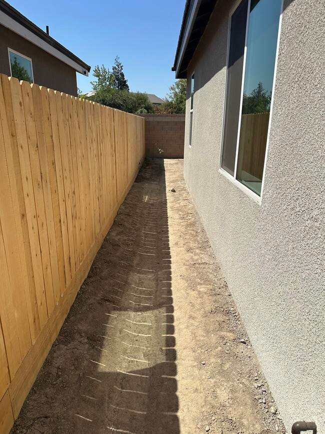 Building Photo - New house in Kerman Ca