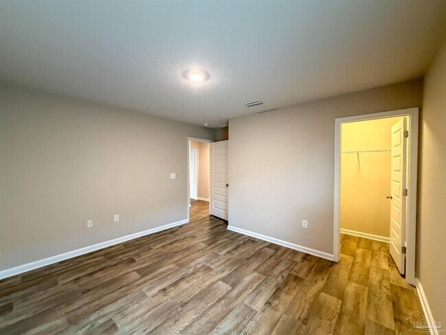 Building Photo - 7836 Lakeside Oaks Dr