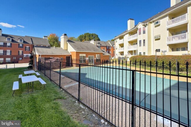 Building Photo - 674 Gateway Dr SE