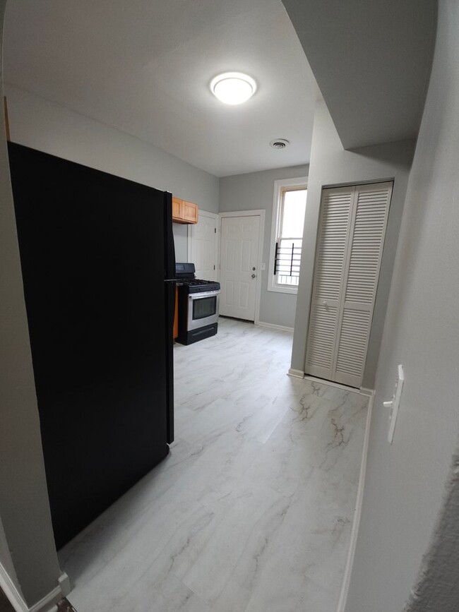 Building Photo - Great 2 Bedroom unit, with a Wonderful Man...