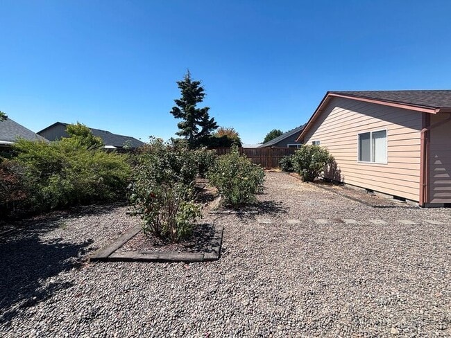 Building Photo - 882 Smith St