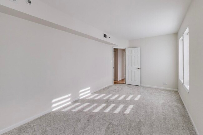 Building Photo - 1 W Oak Ave