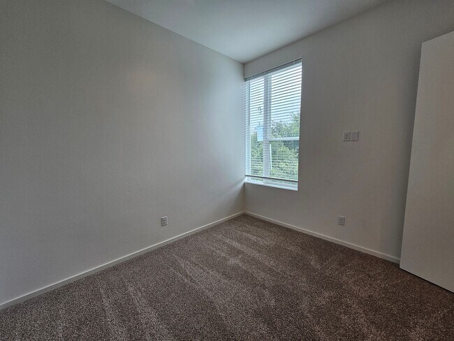 Building Photo - Minutes from Downtown, Uptown, Henderson, ...