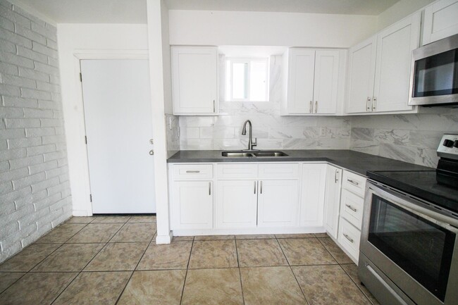Interior Photo - Granada Gardens