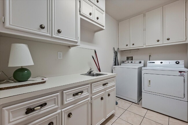 Building Photo - Fully Furnished Rental!!