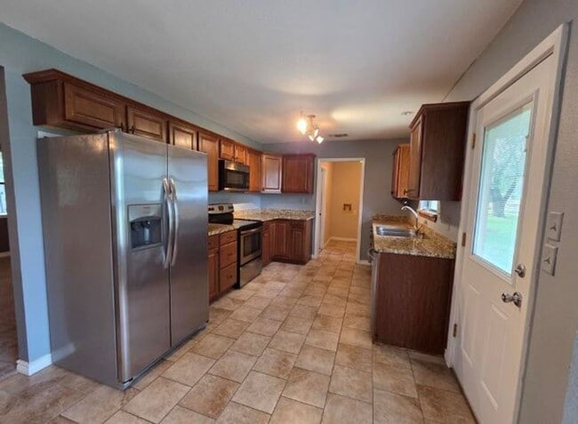 Building Photo - FOR LEASE!!